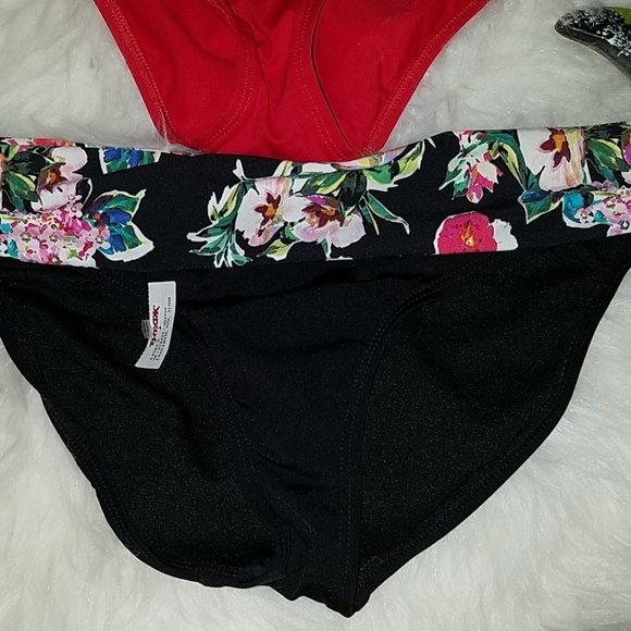 Bikinis - Picture 4 of 4